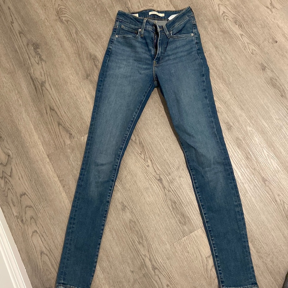 Levis 721s high waisted medium wash jeans